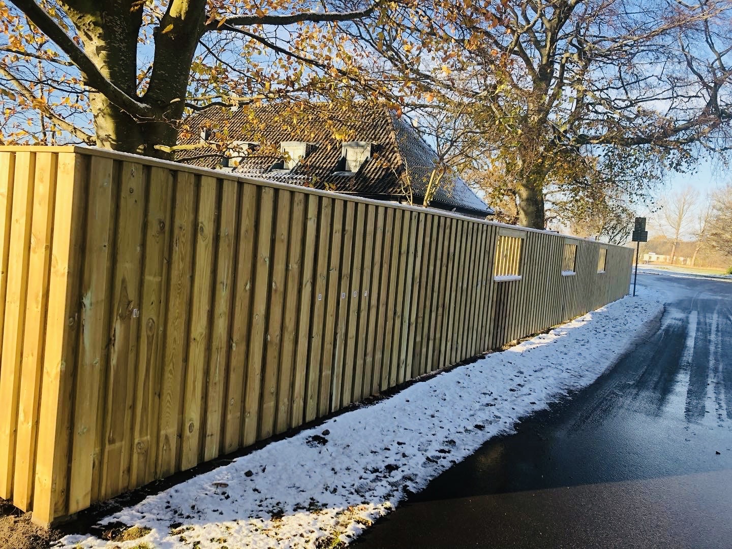 Nybyggt staket i tryckimpregnerat virke
